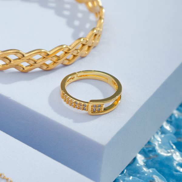 Anel Meio Vazado Cravejado com Pedras de Zircônia Folheado Ouro 18K