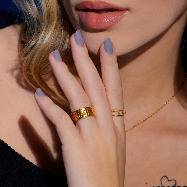 Anel Meio Vazado Cravejado com Pedras de Zircônia Folheado Ouro 18K